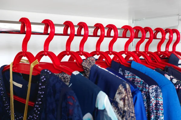 Keuze Uit Mode Kleding Van Blauwe Kleuren Hangers Moderne Kast — Stockfoto