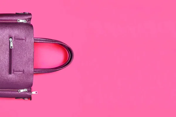Prachtige Modieuze Paarse Tas Een Delicate Roze Achtergrond Flat Lay — Stockfoto