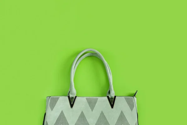 Vacker Fashionabla Grön Väska Ömtåligt Papper Bakgrund Flat Lay Ovanifrån — Stockfoto