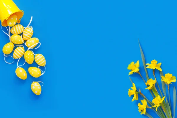 Paskalya Kadar Mavi Kağıtta Yumurtaları Olan Sarı Nergis Buketi Metnin — Stok fotoğraf