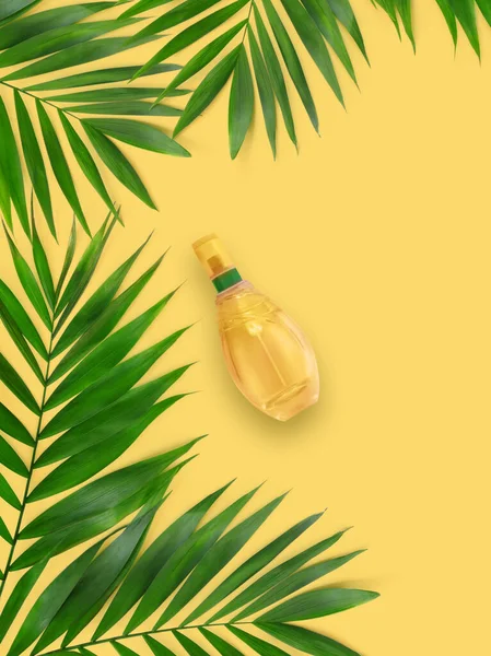 Kreatywny Płaski Widok Leżał Górny Zielony Tropikalnych Liści Palmy Perfum — Zdjęcie stockowe
