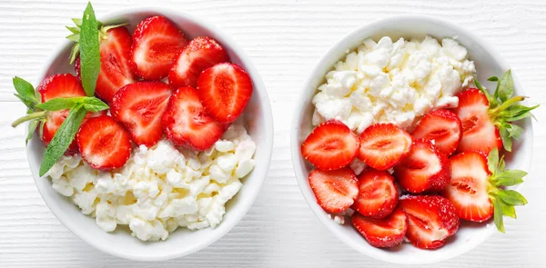 White Bowl Fresh Red Ripe Strawberries Natural Cottage Cheese White — Stock Photo, Image