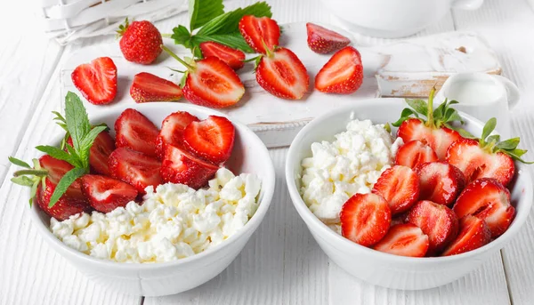 White Bowl Fresh Red Ripe Strawberries Natural Cottage Cheese White — Stock Photo, Image