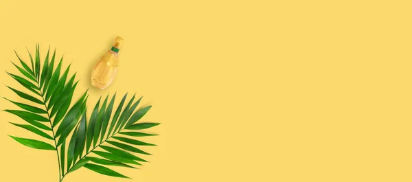 Минимальный Тропический Зеленый Пальмовый Лист Духами Стеклянных Бутылках Фоне Желтой — стоковое фото