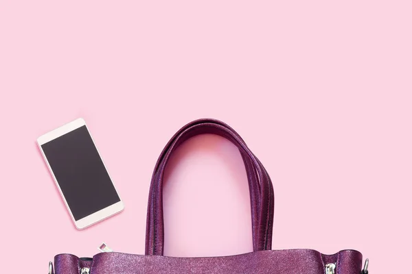 Krásná Módní Fialová Taška Novým Smartphone Peněženka Jemném Růžovém Pozadí — Stock fotografie
