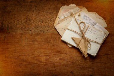 Zafer Günü - 9 Mayıs 1945. St. George Ribbon, ön cepheden gelen mektuplar albüm fotoğrafları ve İkinci Dünya Savaşı 'nın kartpostalları eski ahşap masada. Metnin için kopyalama alanı olan düz bir üst görünüm oluştur.