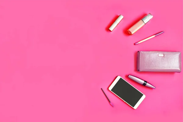 采购产品皮包 化妆品 和其他女人的配件在粉红纸的背景 顶视图 复制空间 美感时尚概念 — 图库照片