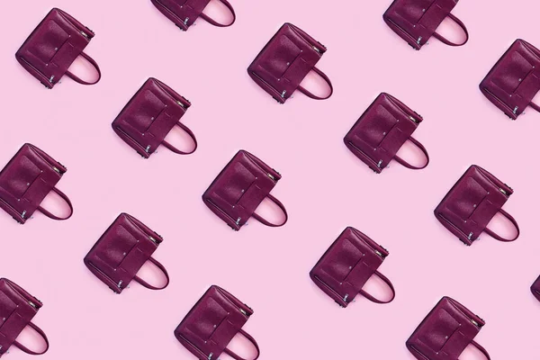 Hermosos Bolsos Cuero Púrpura Sobre Fondo Papel Rosa Estilo Zine — Foto de Stock