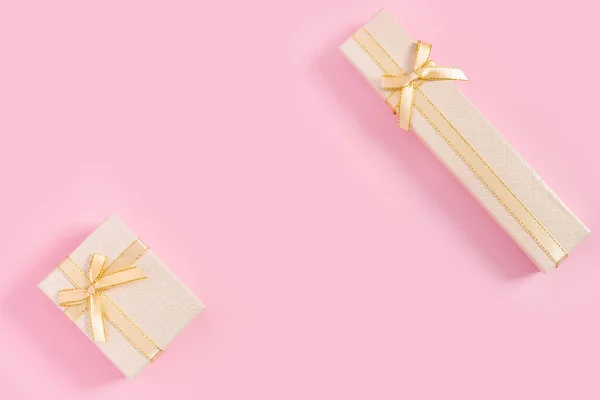 Scatole Regalo Dorate Con Fiocco Congratulazioni Sfondo Carta Rosa Vista — Foto Stock