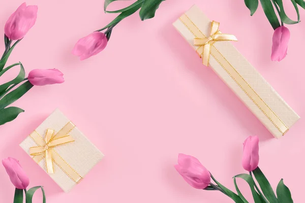 Bellissimi Tulipani Rosa Con Scatola Regalo Oro Sfondo Carta Rosa — Foto Stock