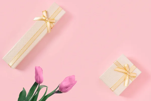 Bellissimi Tulipani Rosa Con Scatola Regalo Oro Sfondo Carta Rosa — Foto Stock