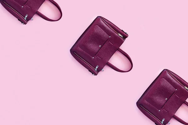 ピンクの紙の背景に美しい革の紫色のハンドバッグ トップビュー フラットレイアウト コピースペースコンセプト — ストック写真