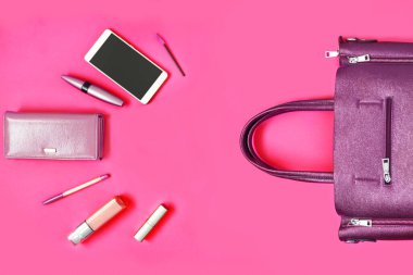 Deri çanta, cüzdan, telefon, makyaj malzemeleri ve diğer kadın aksesuarları. Üst görünüm, düz görünüm, kopyalama alanı. Güzellik moda konsepti