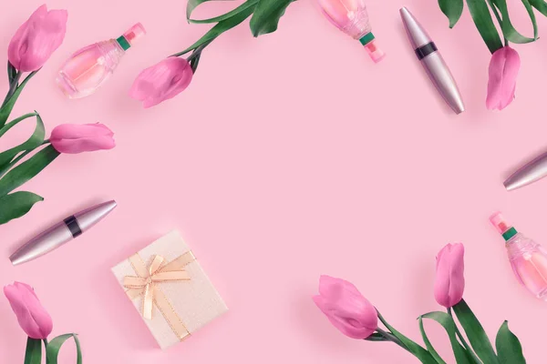 金のギフトボックスと美しいピンクのチューリップ ピンクの紙の背景に化粧品 トップビュー フラットレイアウト コピースペースコンセプト — ストック写真
