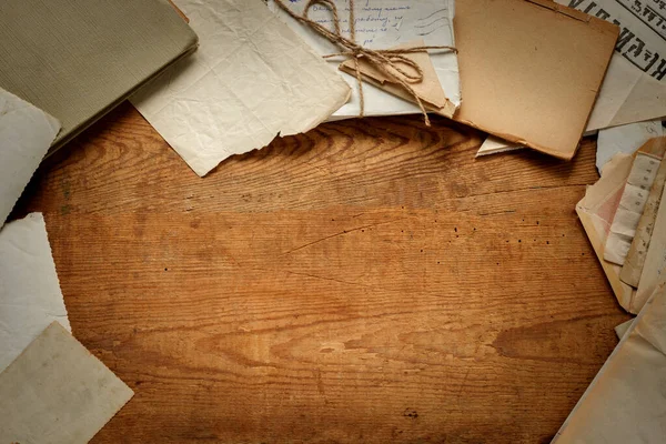 胜利日 1945年5月9日 圣乔治里邦 第一行的字母相册照片和明信片第二次世界大战的老式木制桌子 平面放置顶部视图 并为您的文本提供复制空间 — 图库照片