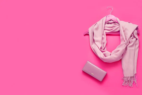 Mooie Roze Wollen Sjaal Mooie Leren Portemonnee Papieren Achtergrond Bovenaanzicht — Stockfoto