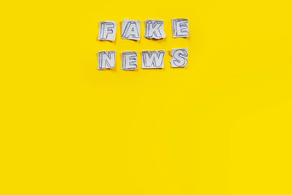 Papierkunstbanner Auf Gelbem Hintergrund Stil Von Fake News Social Media — Stockfoto