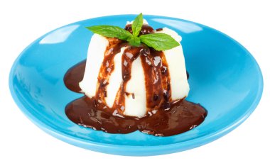 Çikolata soslu ve naneli kremalı puding. Beyaz arkaplan üzerinde izole edilmiş