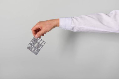 Adam kullanılmış eldivenleri ve maskeyi koronavirüs salgınından sonra kovaya atıyor. Kavram