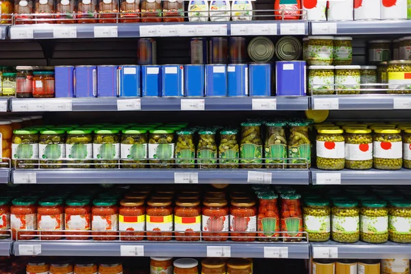 Soğuk depolama marketinde konserve gıda ürünleri.