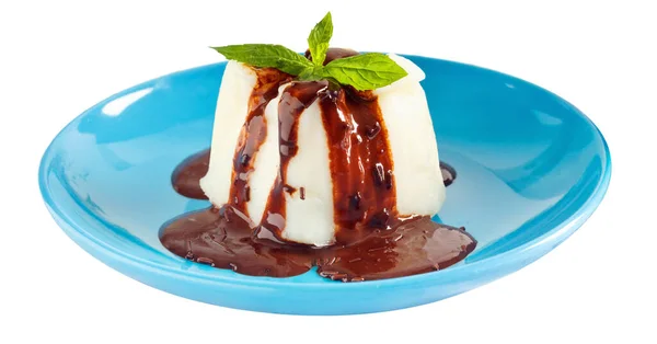 Крем Пудинг Шоколадным Соусом Мятой Белом Изолированном Фоне — стоковое фото