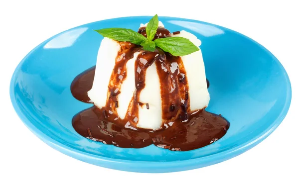 Сливочный Пудинг Шоколадным Соусом Мятой Изолированный Белом Фоне — стоковое фото