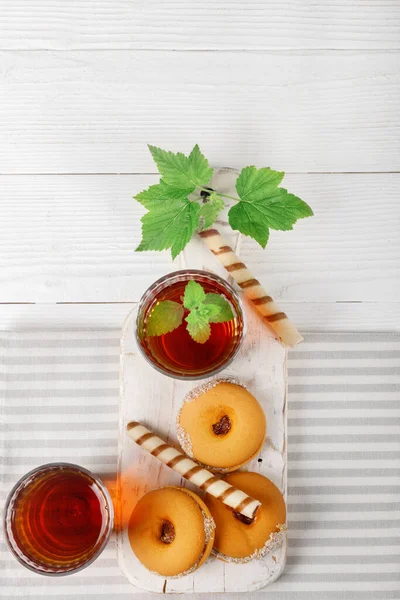 Deux Tasses Thé Chaud Avec Délicieux Biscuits Sur Une Table — Photo