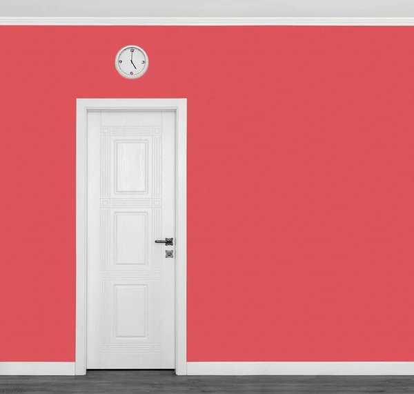 Beyaz Kapısı Saati Olan Kırmızı Duvar Geleneksel Ngiltere Çay Sembolleri — Stok fotoğraf