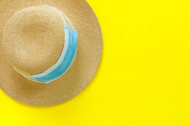 Sarı kağıtta tıbbi maskeli hasır şapka. Sosyal proje: Evde kal