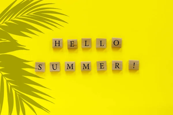 Ξύλινοι Κύβοι Κείμενο Γεια Σας Καλοκαίρι Φύλλα Φοίνικα Κίτρινο Φόντο — Φωτογραφία Αρχείου