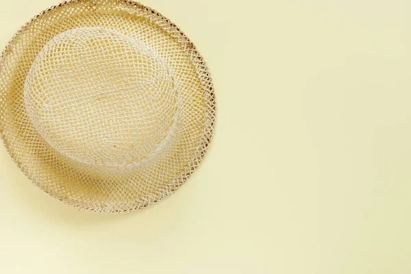黄色の紙の背景にファッショナブルなわら帽子 — ストック写真