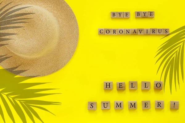 Houten Blokjes Met Tekst Bye Coronavirus Hello Summer Strohoed Gele — Stockfoto