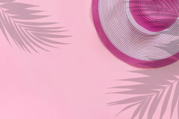 Sombrero Paja Moda Con Hojas Palma Sobre Fondo Papel Rosa —  Fotos de Stock