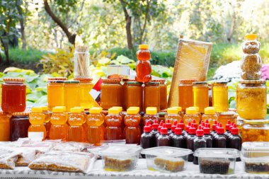  Marketteki bal kavanozlarının çeşitleri. Açık havada doğal bal satışı. Bal üretimi.