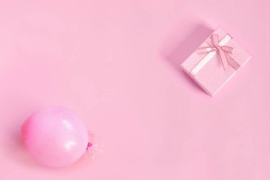 Pembe top ve üzerinde kurdele olan hediye kutusu. Düz konum, üst görünüm, uzay konseptini kopyala.
