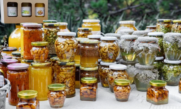 公正な棚の自然な蜂蜜とジャールそして蜂蜜棒 市場の屋外で天然の蜂蜜の販売 蜂蜜の製造 — ストック写真