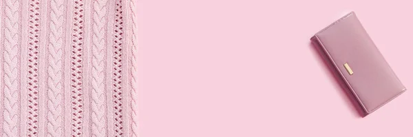 Krásná Přijata Stylové Módní Bavlněné Růžové Svetr Kožená Peněženka Jasném — Stock fotografie