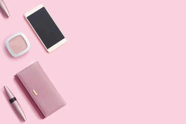 Cartera Cuero Nuevo Smartphone Polvo Lápiz Labial Sobre Fondo Rosa — Foto de Stock