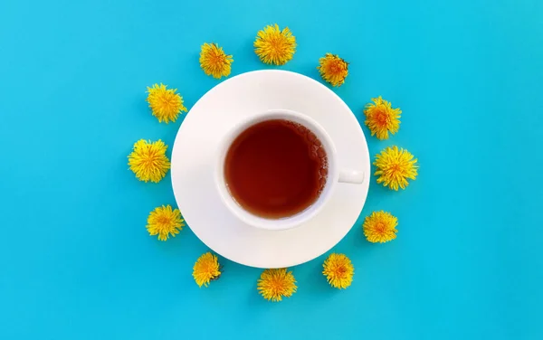 Taza Hierbas Sobre Fondo Papel Azul Decorado Con Flores Diente —  Fotos de Stock