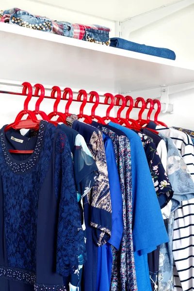 Keuze Uit Mode Kleding Van Blauwe Kleuren Hangers Moderne Kast — Stockfoto