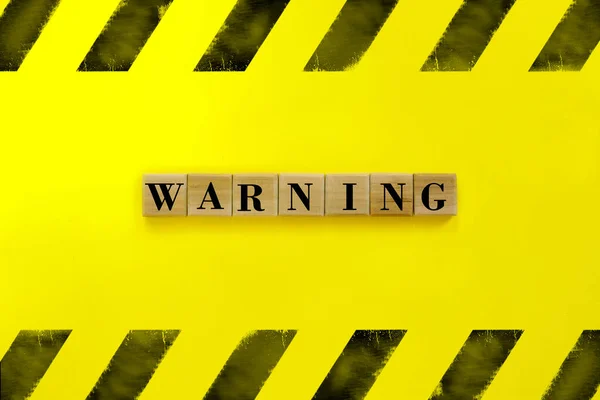 Sarı Arka Planda Tahta Küplere Yazılmış Uyarı Yazısı Dünya Salgını — Stok fotoğraf