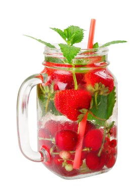 Taze taze meyve suyu, çilek, frenk üzümü ve Bektaşi üzümü. Beyaz arkaplan üzerinde izole edilmiş