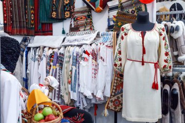 Geniş giysi, elbise, etek, pantolon, ceket, raflar, raflar, raflar ve askılar büyük bir alışveriş merkezinde moda mağazasında..