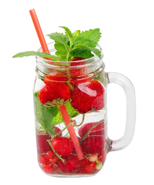 Minuman Dingin Segar Dari Ceri Matang Strawberry Currant Dan Gooseberry — Stok Foto