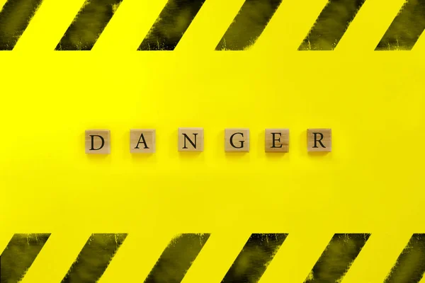 Inscription Sur Les Cubes Bois Danger Sur Fond Jaune Danger — Photo