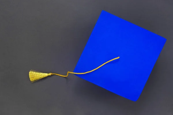 卒業キャップと黒紙の背景に卒業証書 遠隔教育卒業 — ストック写真