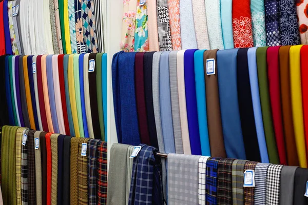 Различные Разноцветные Ткани Продажи Текстильном Магазине — стоковое фото