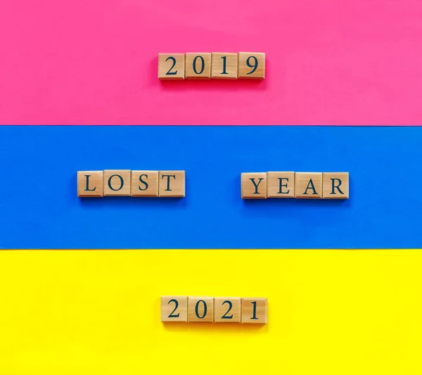 Fondo Papel Azul Rosa Amarillo Con Texto Conceptual Lost Years —  Fotos de Stock