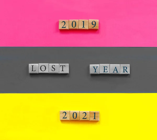 Fondo Papel Azul Rosa Amarillo Con Texto Conceptual Lost Years — Foto de Stock