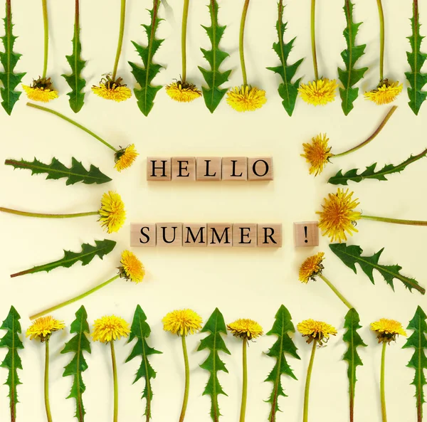 花の構成 ベージュの紙の背景に葉を持つ黄色のタンポポで作られたパターン コンセプトテキスト デザインのための こんにちは夏 フラットレイアウト トップビュー コピースペースコンセプト — ストック写真